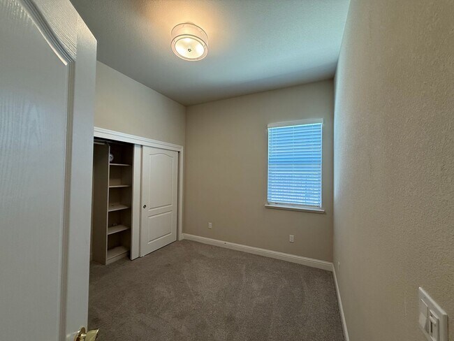 Building Photo - Upgraded single story home in Manteca!