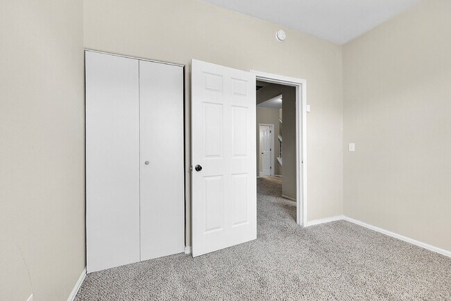 Building Photo - $1,750.00, 4 bed, 3 bath, located in Color...