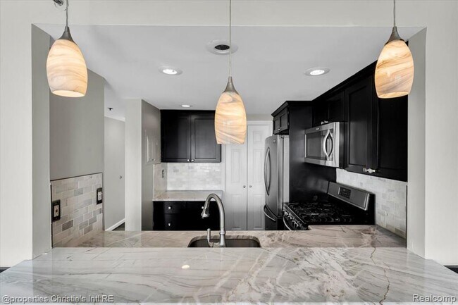 Building Photo - 250 E Harbortown Dr