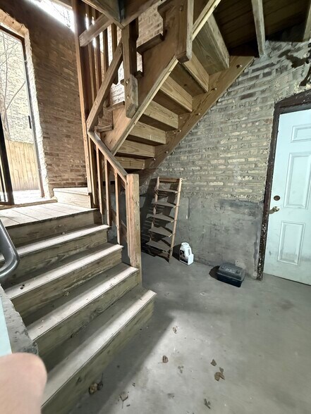 Building Photo - 3838 N Greenview Ave