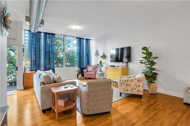 Building Photo - Prime Location