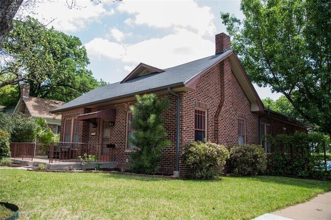 Building Photo - Best located house in West Campus, 6 large bedrooms open floorplan.