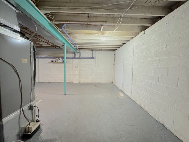 Building Photo - Inviting Townhome with Abundant Space & Co...