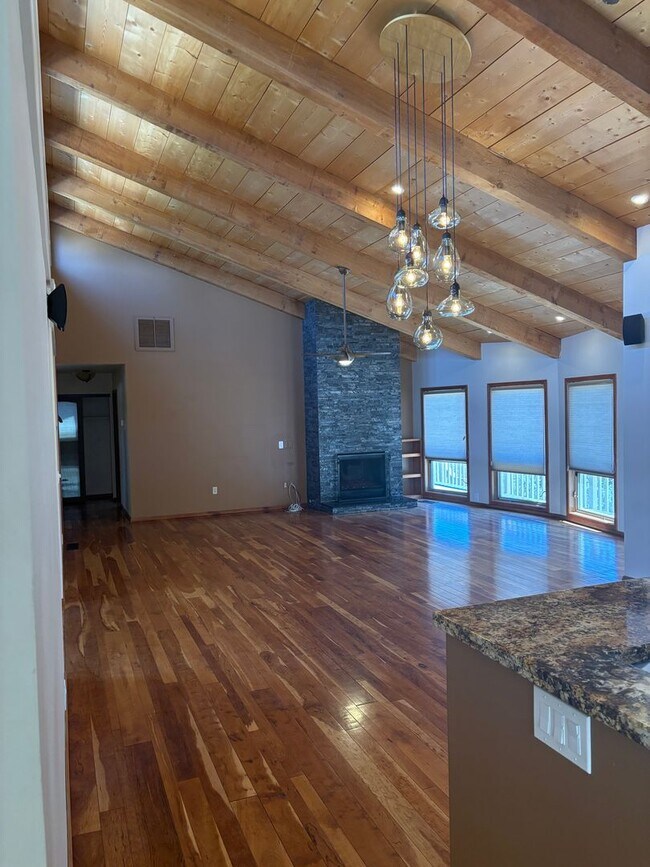 Building Photo - Unfurnished, 1-year long-term rental, Procure Only