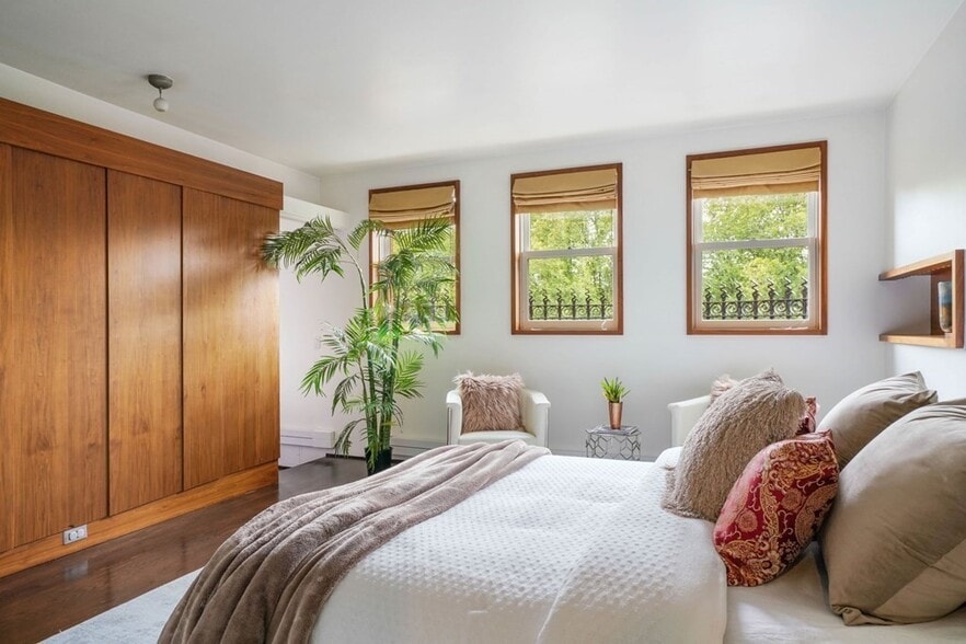 Building Photo - 132 Commonwealth Ave