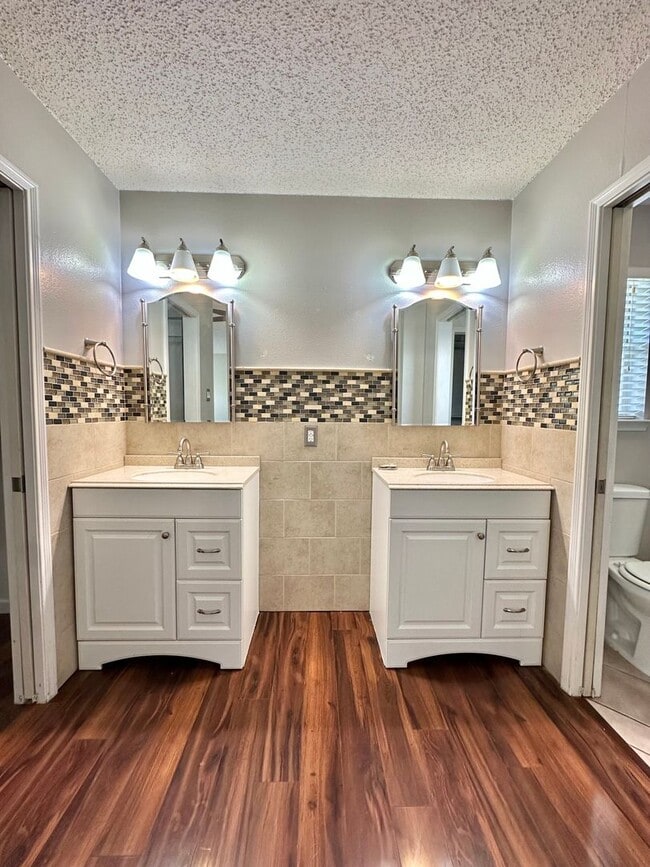 Building Photo - Move in Ready... Charming Home In The Bluf...