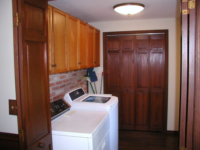 Building Photo - 3 bedroom – 1.5 Bath House