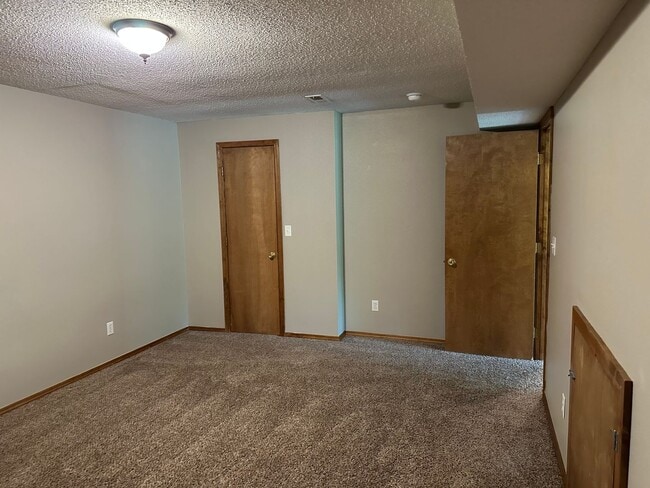 Building Photo - 4 Bed 2.5 Bath w/ Fenced Yard
