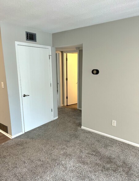 Building Photo - 800 NE Ball Dr