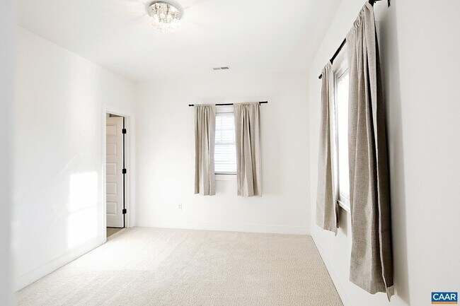 Building Photo - 903 Nassau St