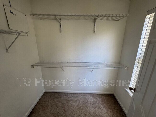 Building Photo - 5760 Sandstone Way