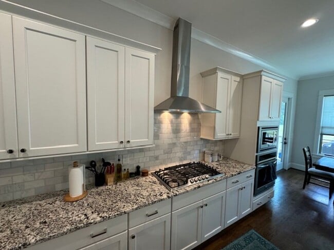 Building Photo - Lightly Furnished 4BR, 4BA Chapel Hill Hom...