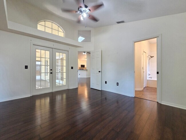 Building Photo - 1008 Royal Oaks Dr