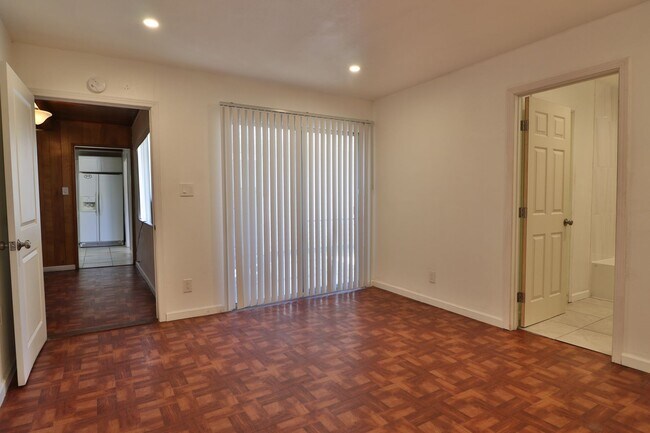 Building Photo - Roommate- Friendly 4 bedroom, 2 Bath Home Near UNR