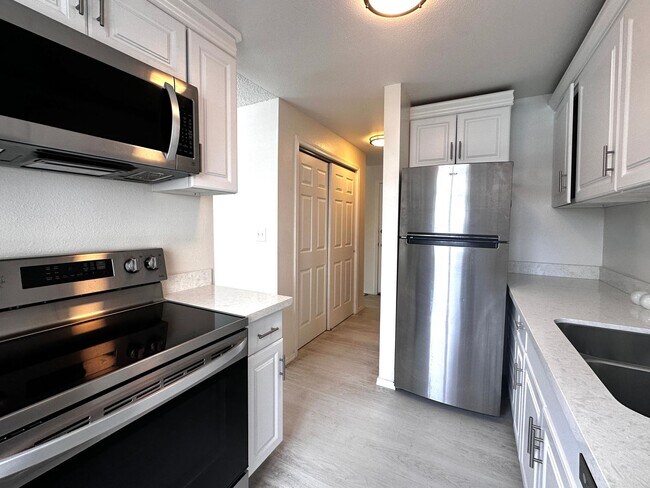 Building Photo - Updated 2-Bedroom Condo with Water Views, 2 Parking Spaces & Poolside Location