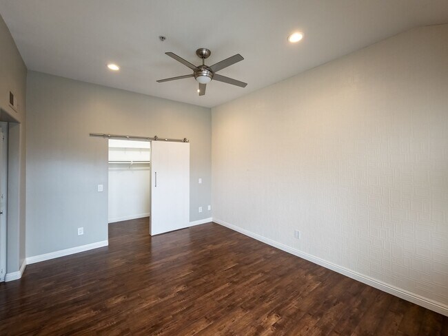 Building Photo - Luxury Living in Toluca Lake!