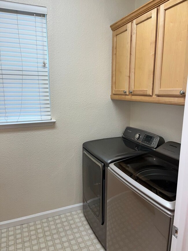 Building Photo - Charming 4-bedroom, 2.5-bathroom home