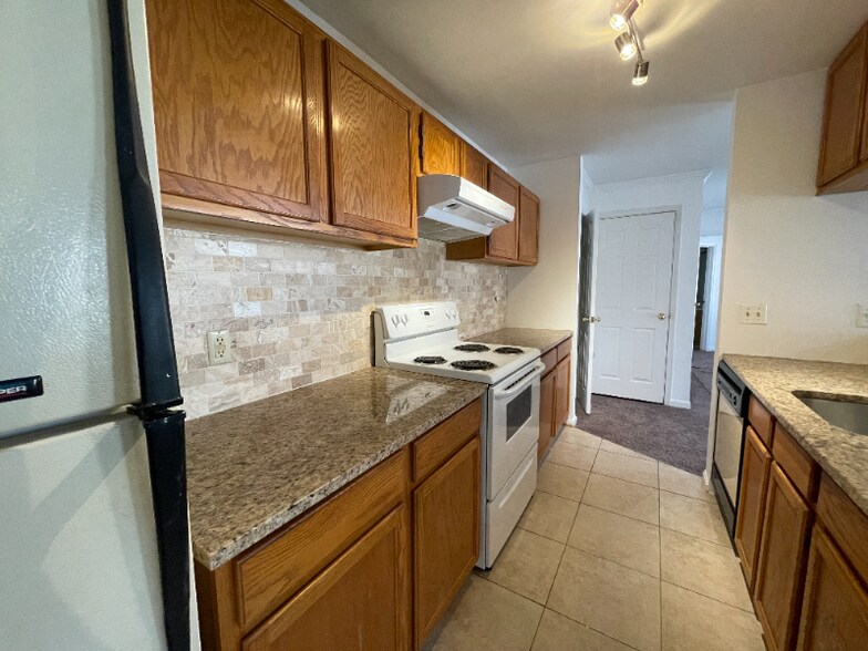 Building Photo - 9800 Lake Point Ct