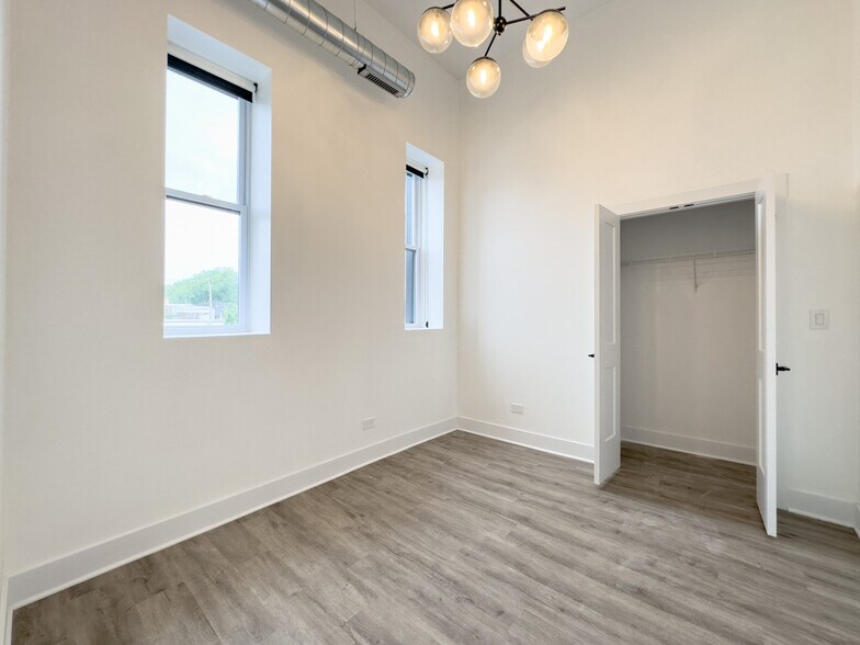 Building Photo - 4731 N Western Ave