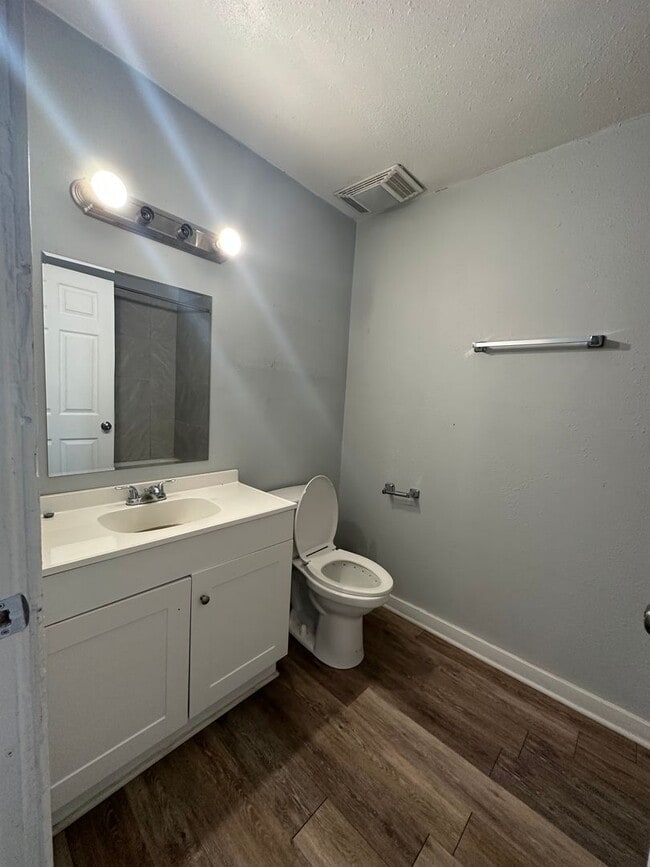 Building Photo - Beautiful 2 Bedroom Apartment