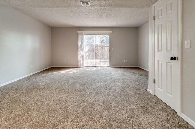 Building Photo - Newly Renovated 2bed 2 bath !Townhome