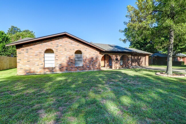 Building Photo - 3 Bedroom 2 Bathroom House in Texarkana, TX