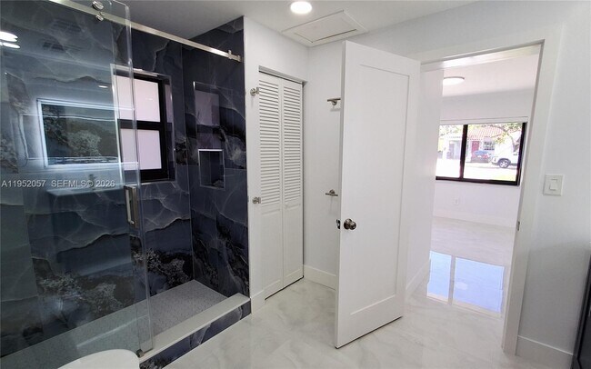 Building Photo - 216 Shadow Way