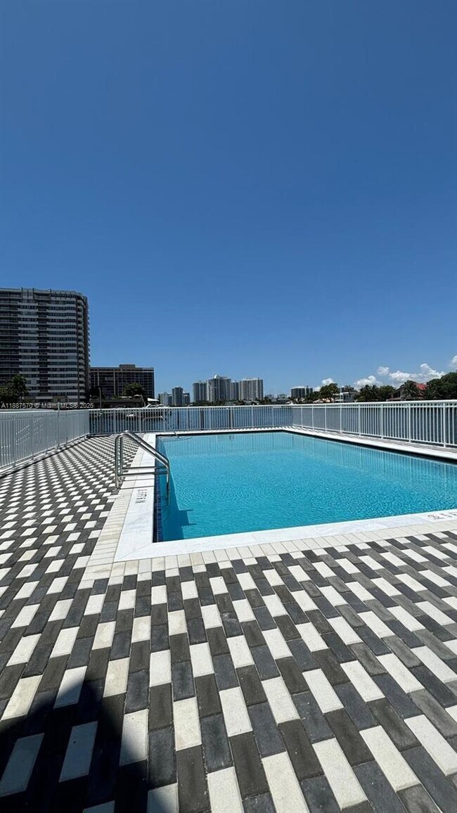 Building Photo - 1913 S Ocean Dr