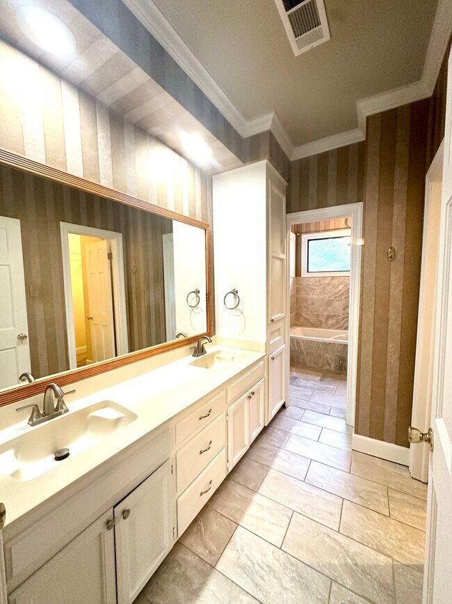 Building Photo - White Oak Common 3BR 2 1/2BA