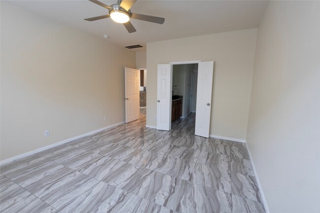 Building Photo - 6442 Wilshire Lakes