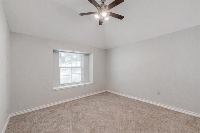 Building Photo - 203 Pin Oak Dr