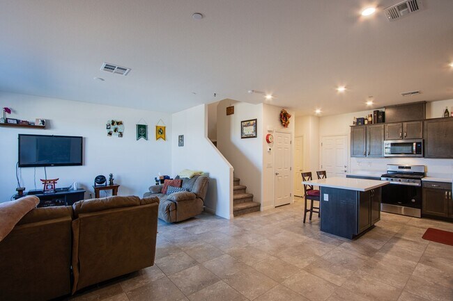 Building Photo - 2 Story Townhouse in Gated Community! Comi...