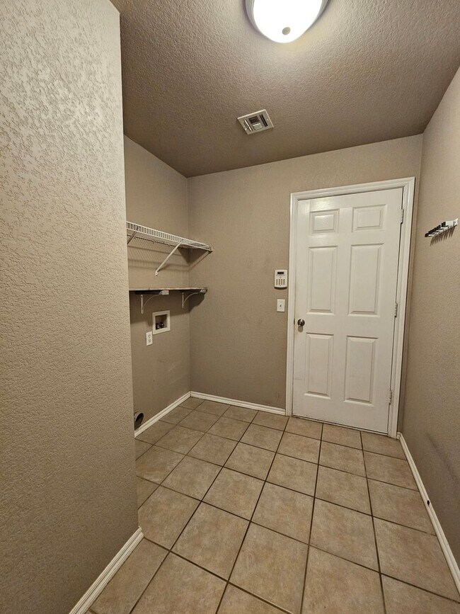 Building Photo - 2713 Edgemere Dr