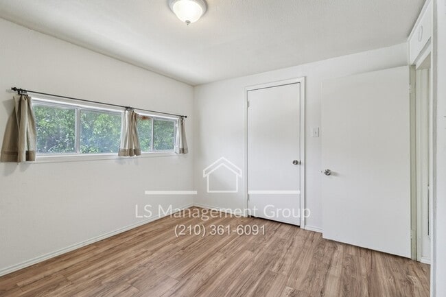 Building Photo - 408 Ira Ave