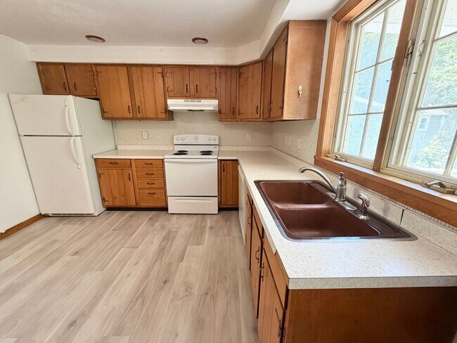 Building Photo - 3 Bedroom Apartment Superior South End Location Burlington Available 7/1