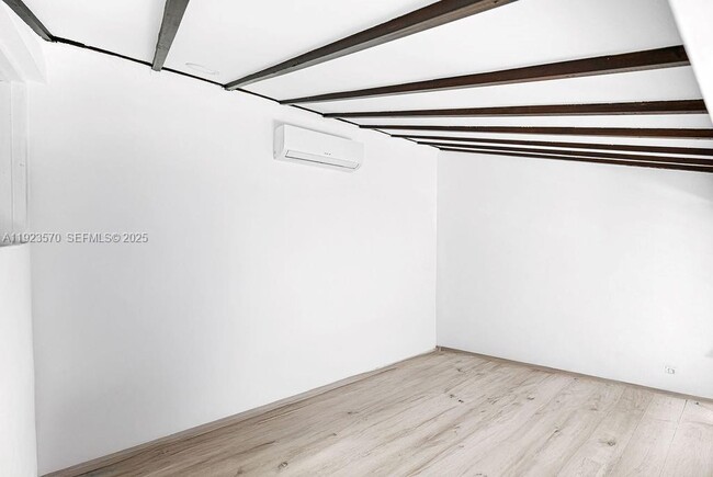 Building Photo - 876 NE 81st St