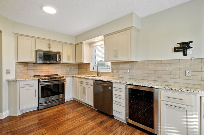 Building Photo - Pet-Friendly 3BR - 1/3.4 House in Apple Va...