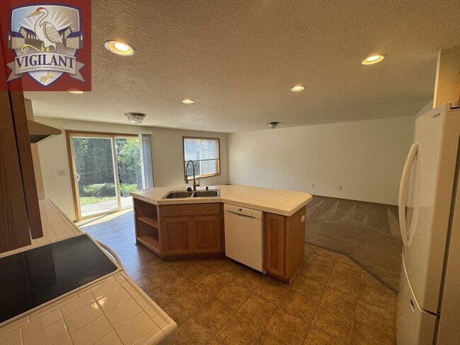 Building Photo - 1614 N Falcon Dr