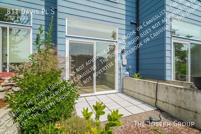Building Photo - 811 Davis Pl S