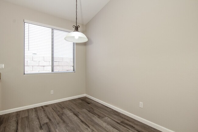 Building Photo - 9038 W Villa Maria Dr