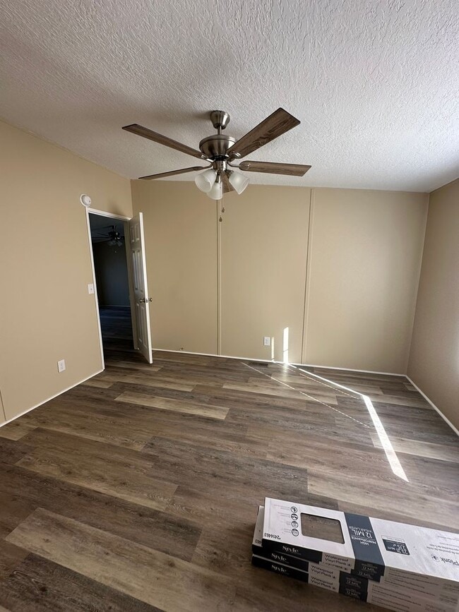 Building Photo - 3 Bed 2 Bath Waterfront Property - Now Available