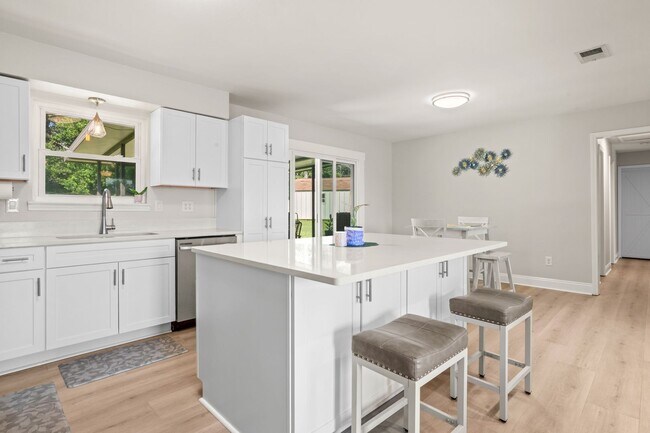 Building Photo - 4570 Yacht Harbor Dr