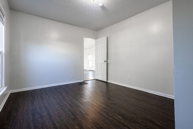 Building Photo - Spacious & Inviting 2BD and 1 BA – Your Ne...