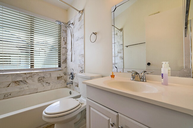 Building Photo - 605 Harbour Pointe Way