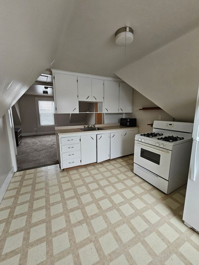 Building Photo - 260 Laurel St