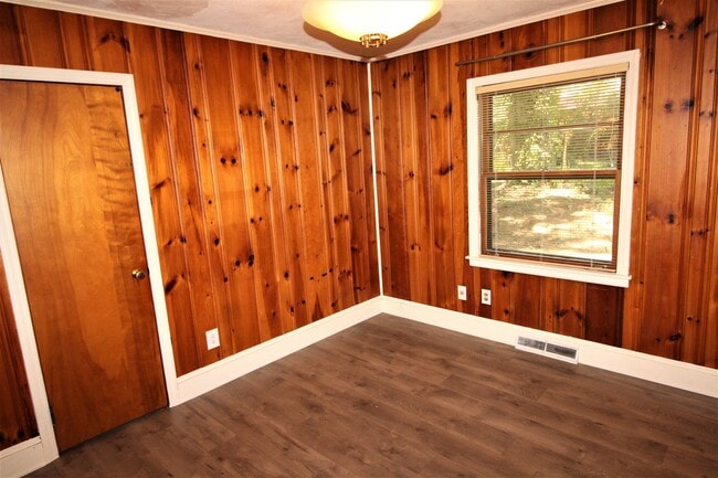 Building Photo - 2 bedroom Ranch with Fenced in Back Yard!!
