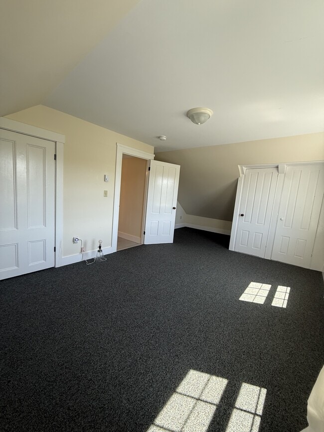 Building Photo - 799 River Rd