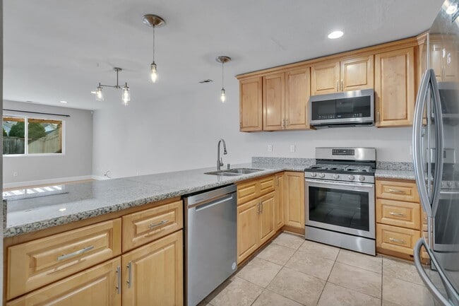 Building Photo - SILVER FIRS 3 BED 2.5 BATH TOWNHOUSE AVAILABLE NOW