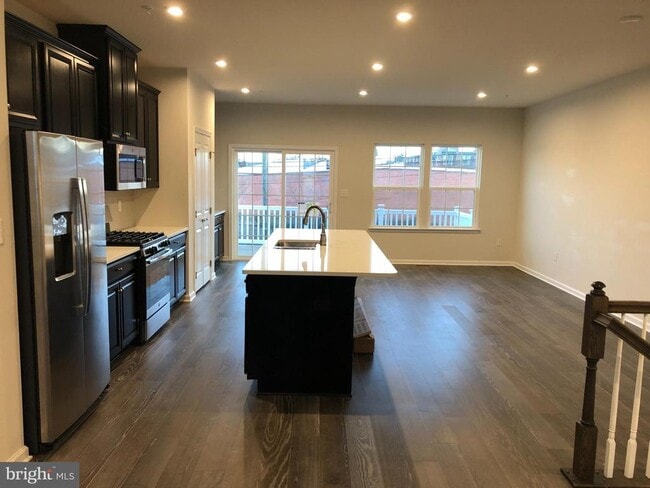 Building Photo - 111 Almond Dr