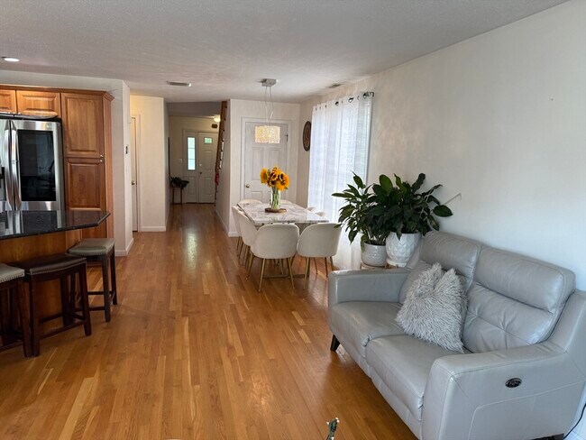 Building Photo - 319 Farrwood Dr
